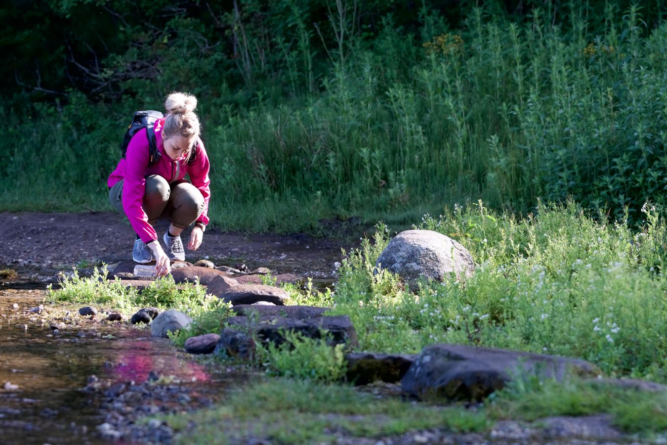 Vanddunk fyldes ved Ravnkilden vandring