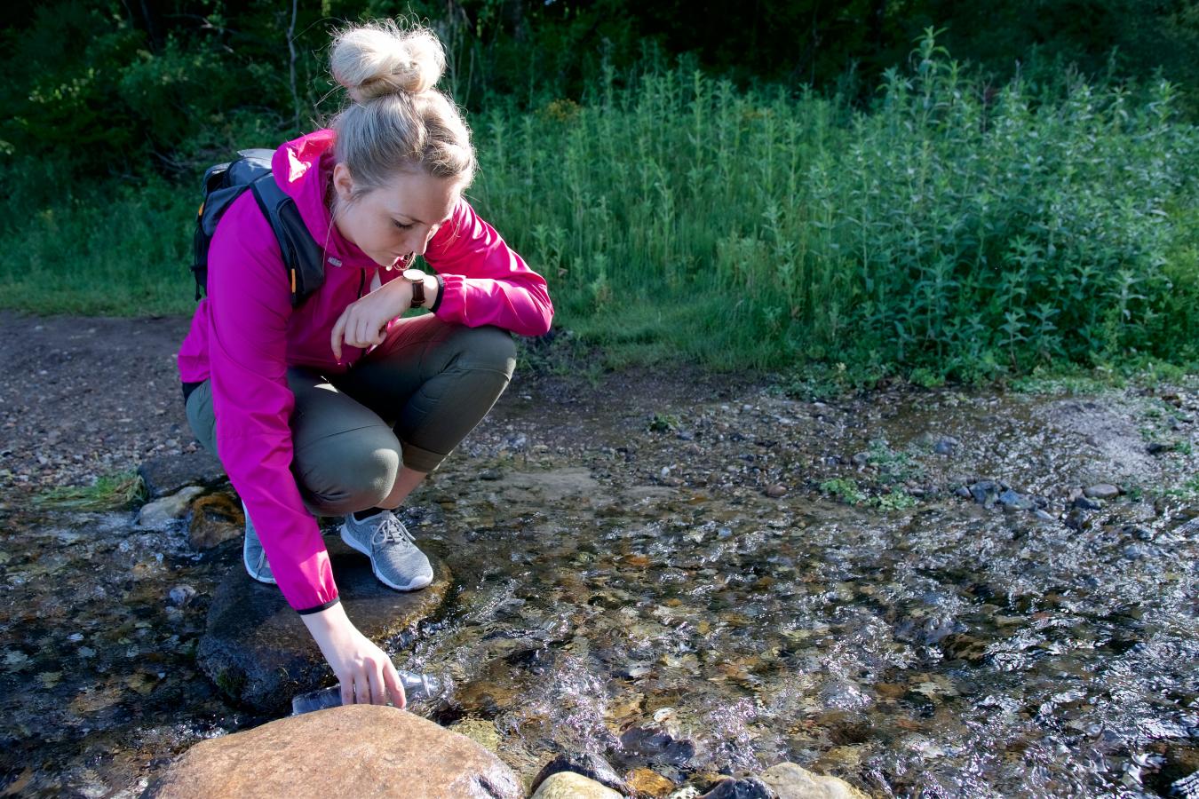 Vandflaske fyldes ved Ravnkilde