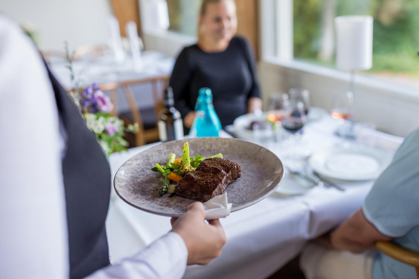 Tjener severe middag Rold StorKro
