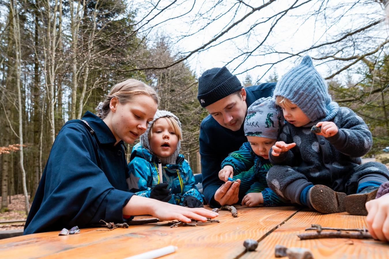 Familie leger ved Røverknolden