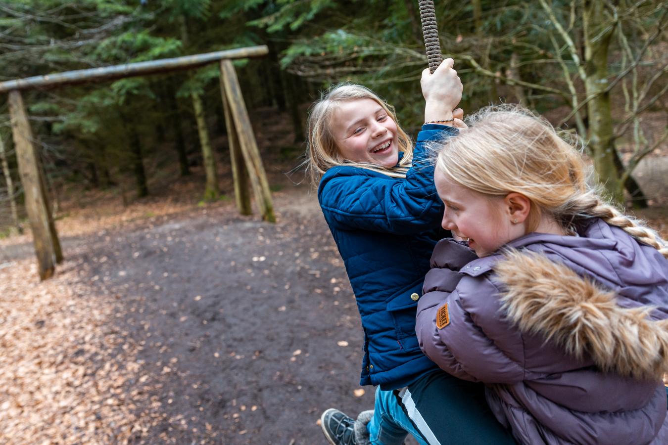 Børn på svævebane