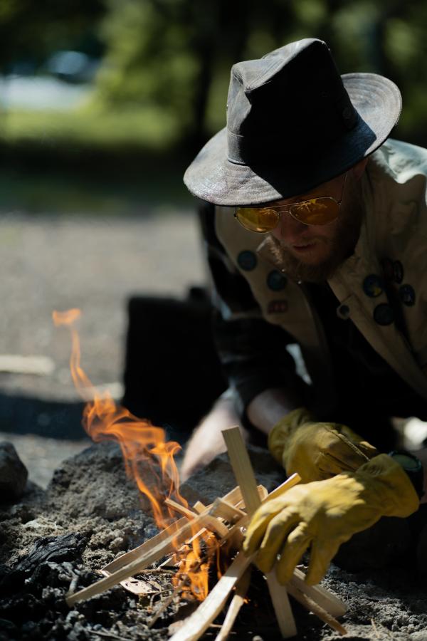 John Birk laver bål