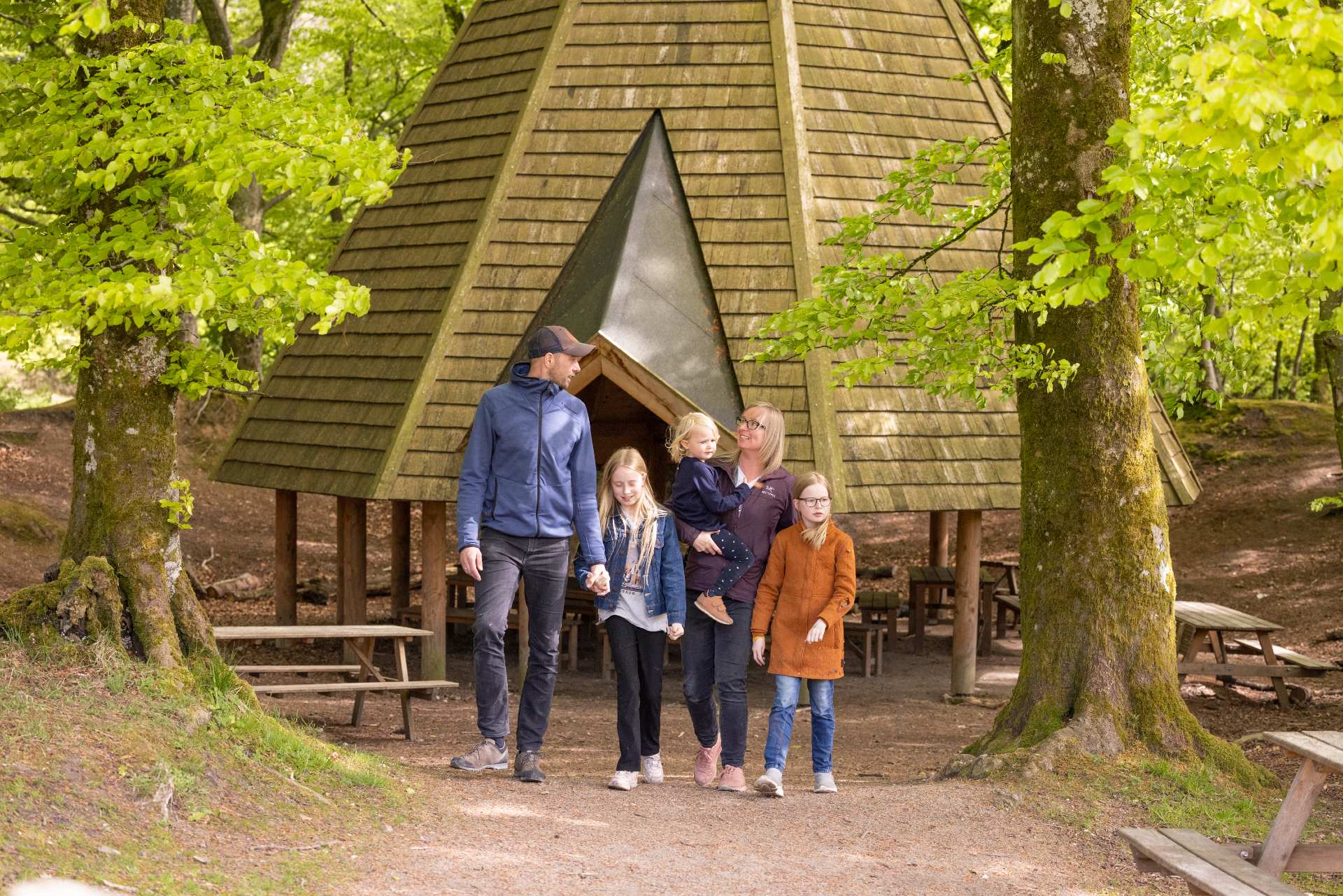 Familie ved Max Henius hytten forår