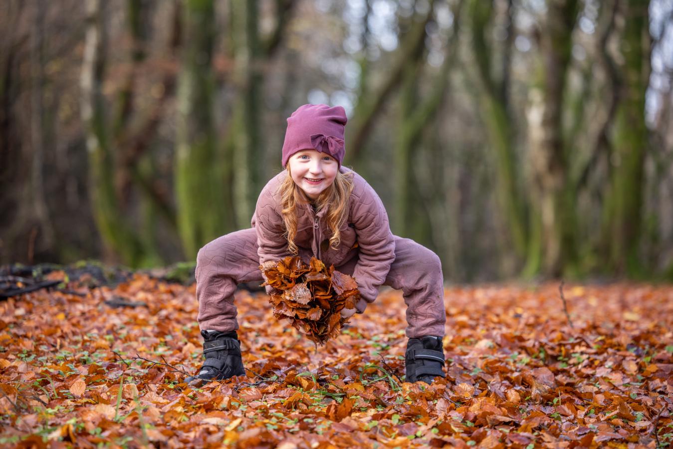 Pige med blade i Rold Skov