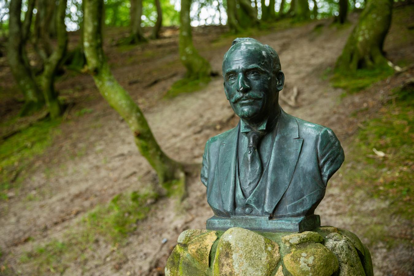 Max Henius buste i Rebild Bakker