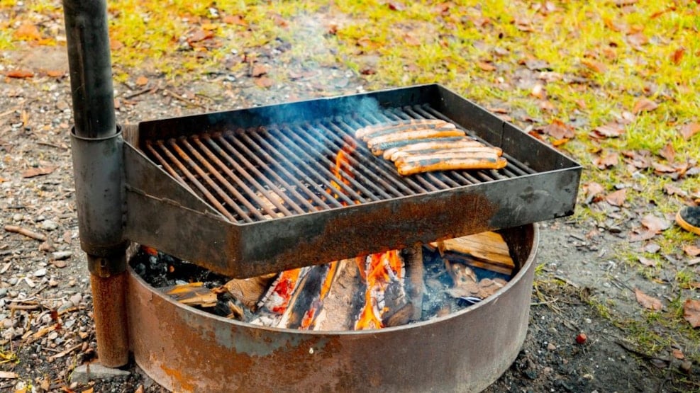 Grillpølser på bål